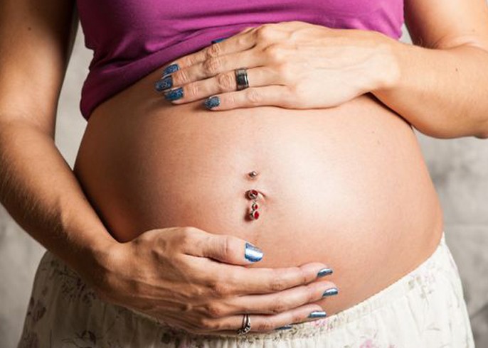 ¿Puede usarse un piercing en el ombligo durante el embarazo?