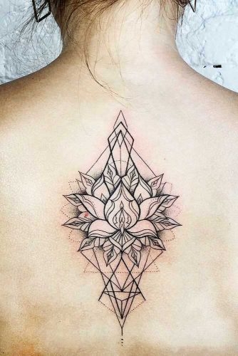 Tatuaje negro en la espalda con forma de flor