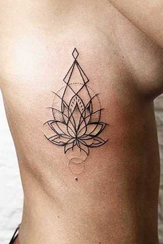 Tatuaje de flor en un lado de la barriga