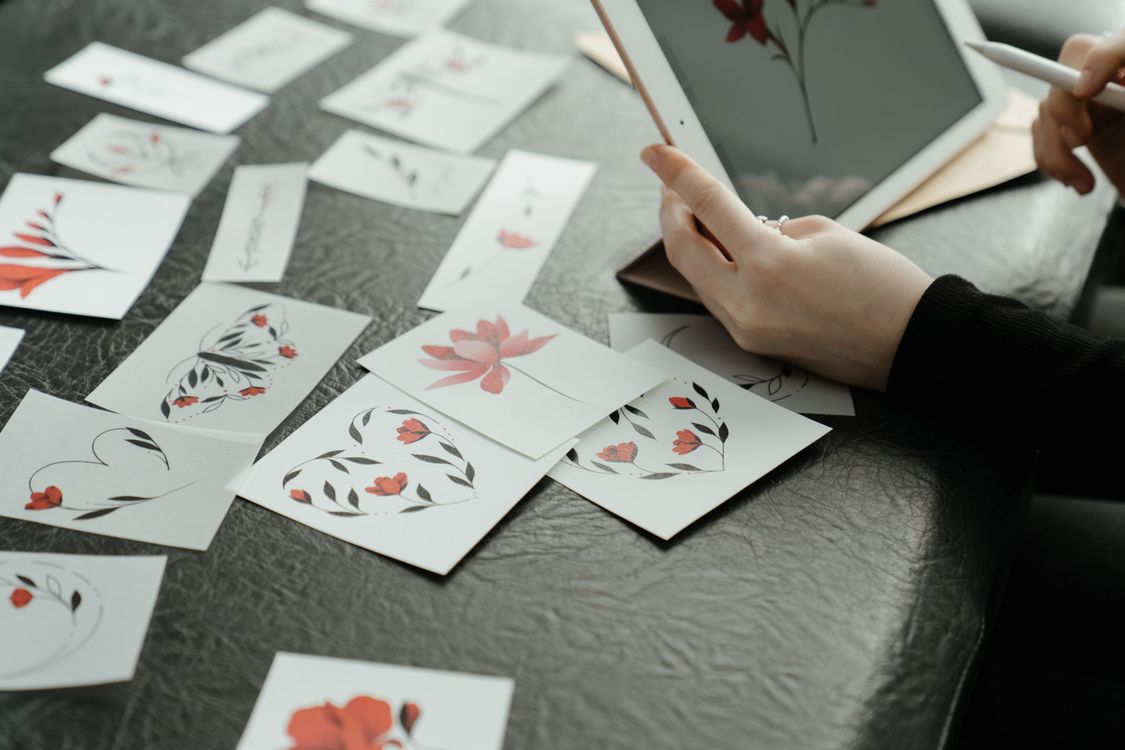 diseño de tatuaje personalizado boceto sobre papel y tablet