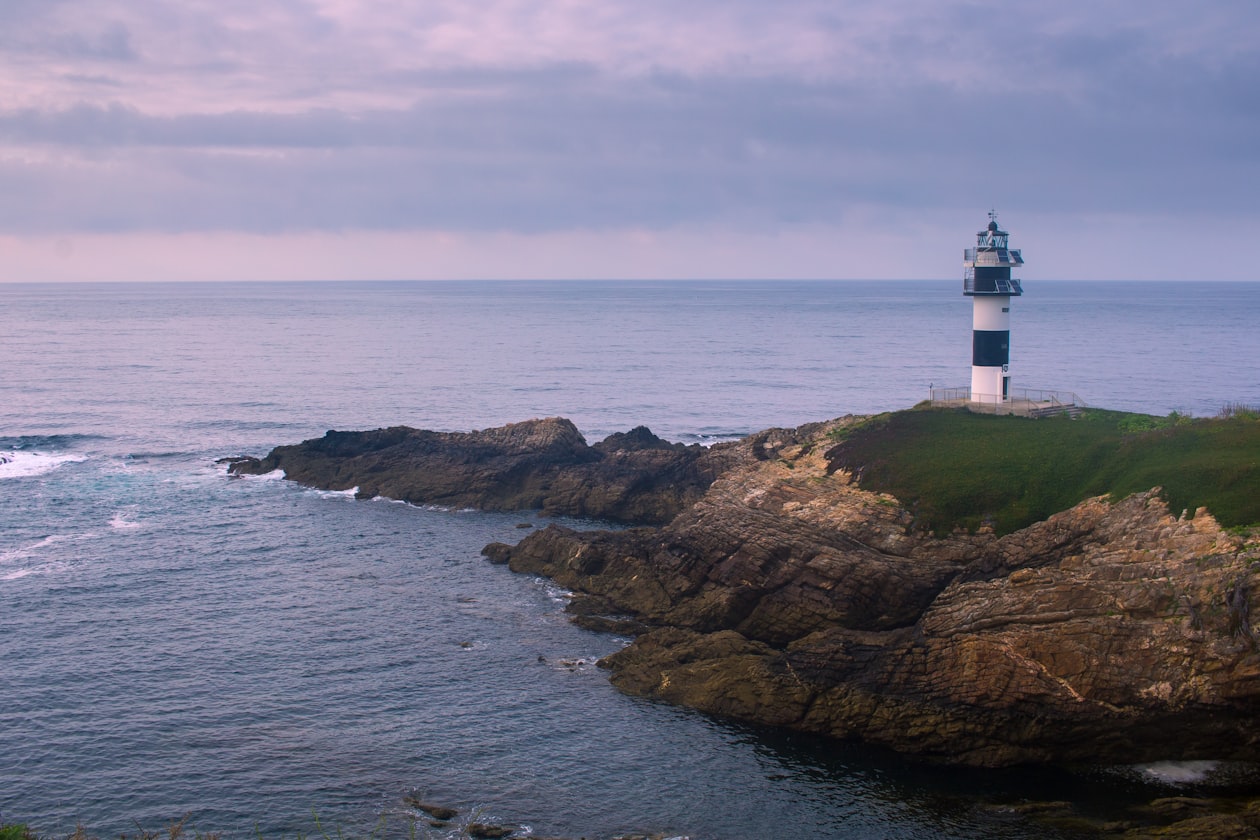 faro sobre las rocas junto al mar Atlántico en la costa gallega