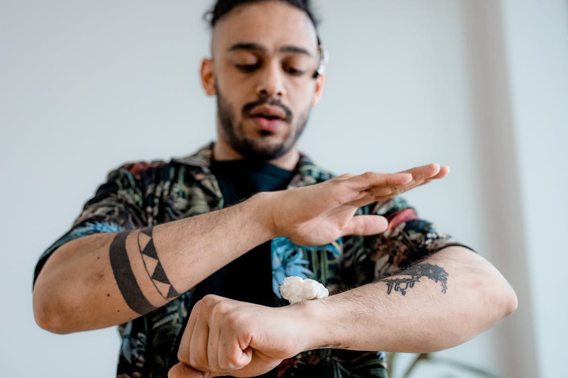 cuidados posttatuaje aplicar crema en tatuaje cicatrización