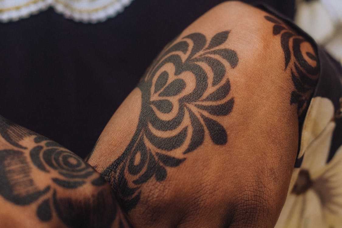 tatuaje de patrones negros intrincados estilo nudo celta en la piel